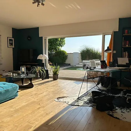 Sur Le Sable Apartment *